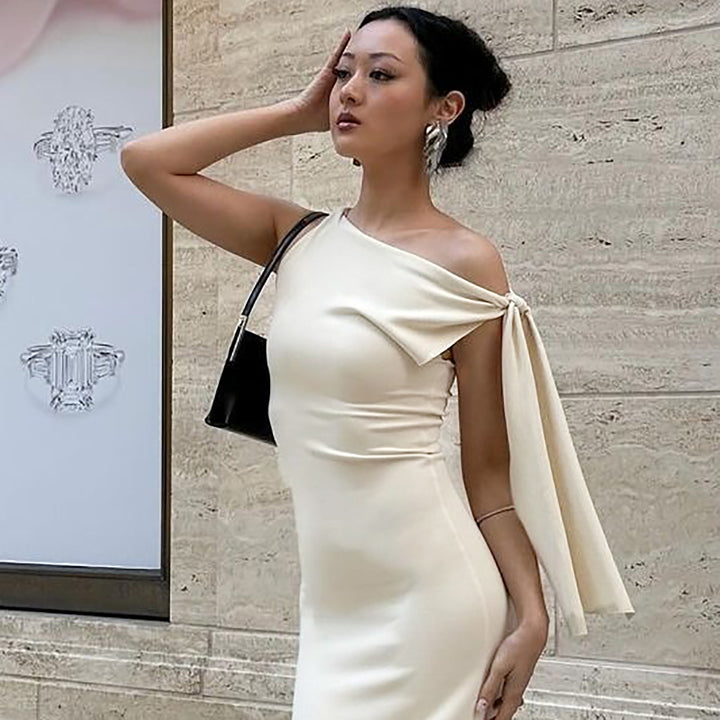 Dame Tætsiddende One-Shoulder Kjole med elegante Rynker Stilla