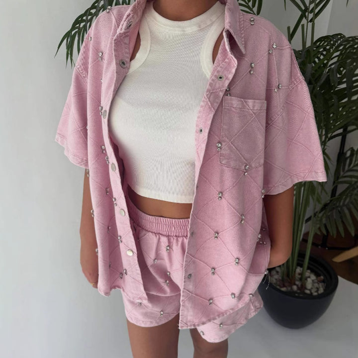 Dame afslappet og stilfuldt sæt bestående af kortærmet bluse og shorts Stilla