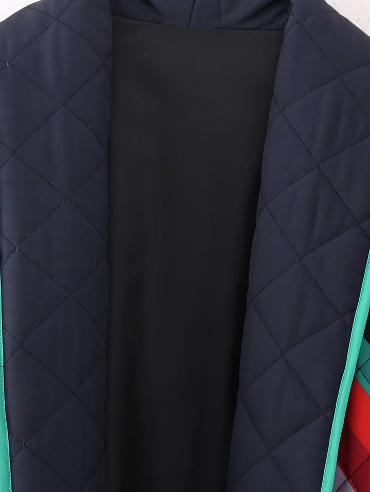 Dame quiltet kimono-jakke med farverigt design og moderne snit Stilla