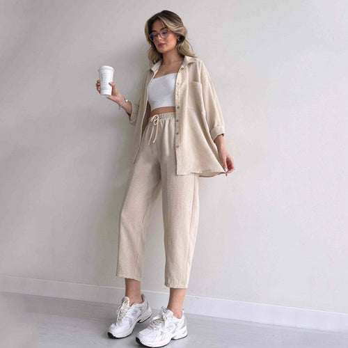 Dame fritids-to-dels sæt i let linned med cropped top og bred bukser Stilla
