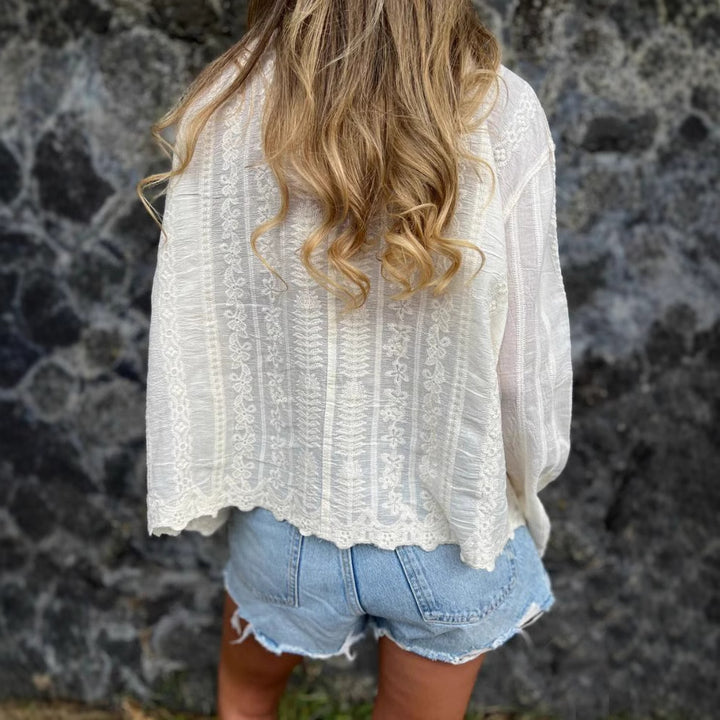 Dame elegant langærmet bluse med fine broderier og feminine detaljer Stilla