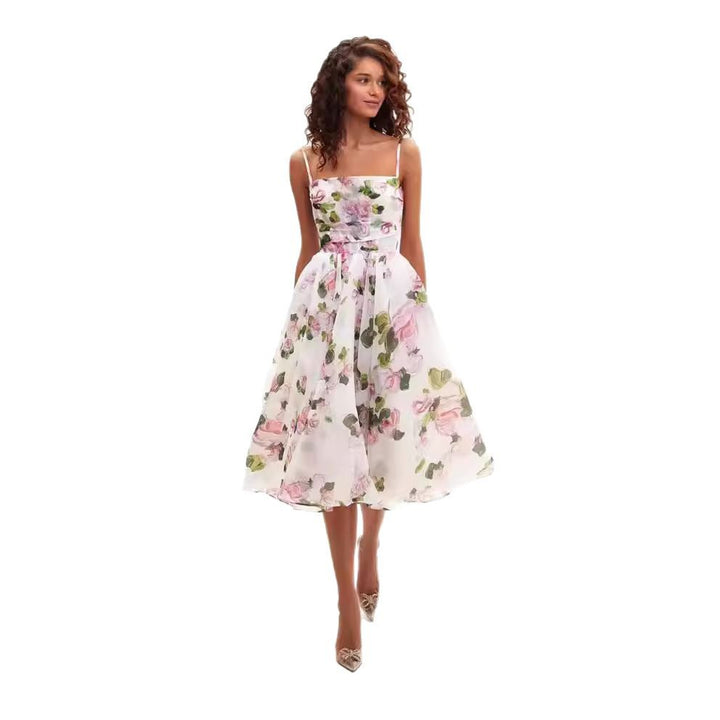 Dame midikjole med romantisk blomsterdesign og flydende chiffon stil
