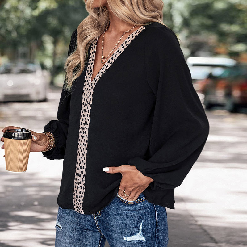 Damebluse med leopardprint-detaljer og elegant V-hals Stilla