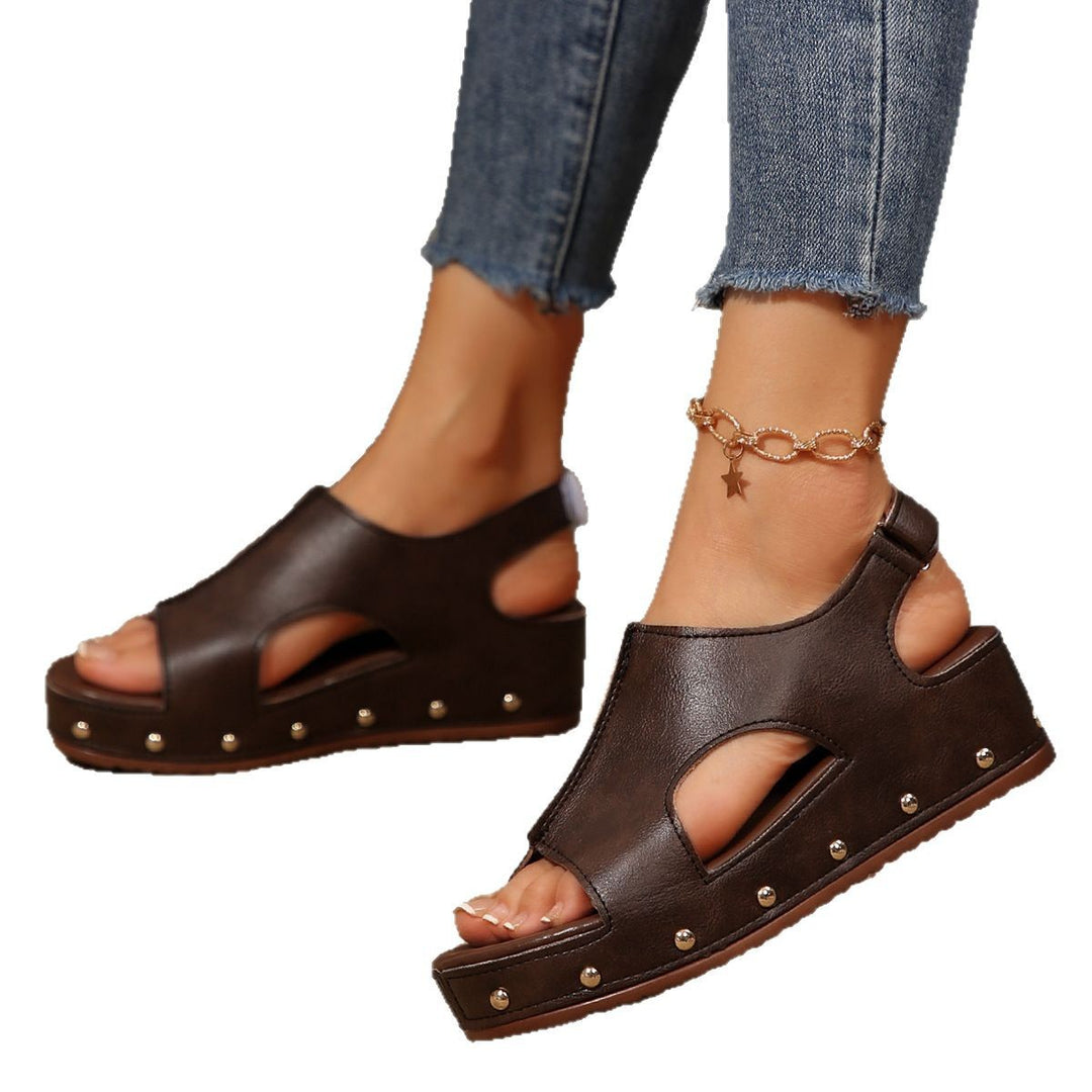 Dame wedge-sandaler med åben tåparti og originalt cut-out-design Stilla