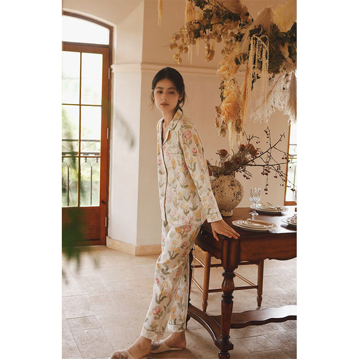 Dame pyjamasæt i let, flydende stof med blomstret design Stilla