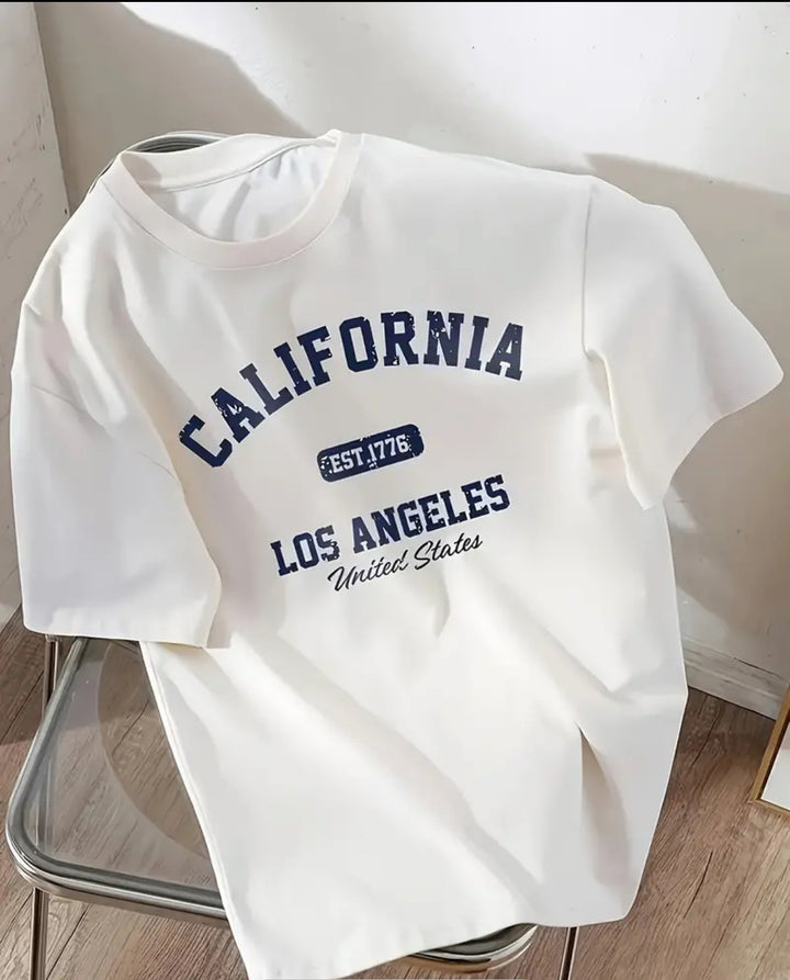 Dame T-shirt med trendy California print og afslappet snit Stilla