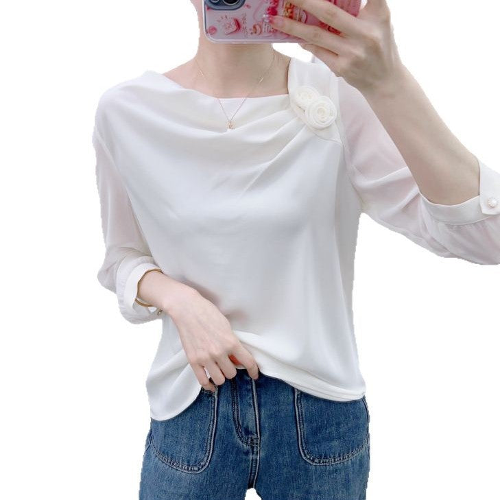 Damebluse med romantisk ruffledetail og elegante knapapplikationer Stilla