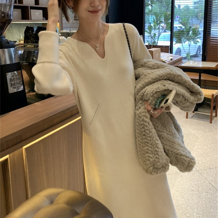 Femme flatterende Midi Sweaterkjole med V-udskæring Stilla