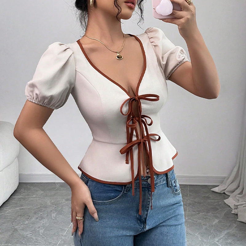Dame elegant bluse med raffinerede flæsedetaljer og figursyet snit Stilla