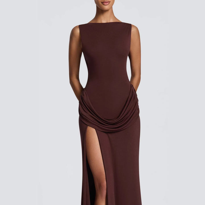 Dame elegante maxikjole med raffineret drapering og høj slids