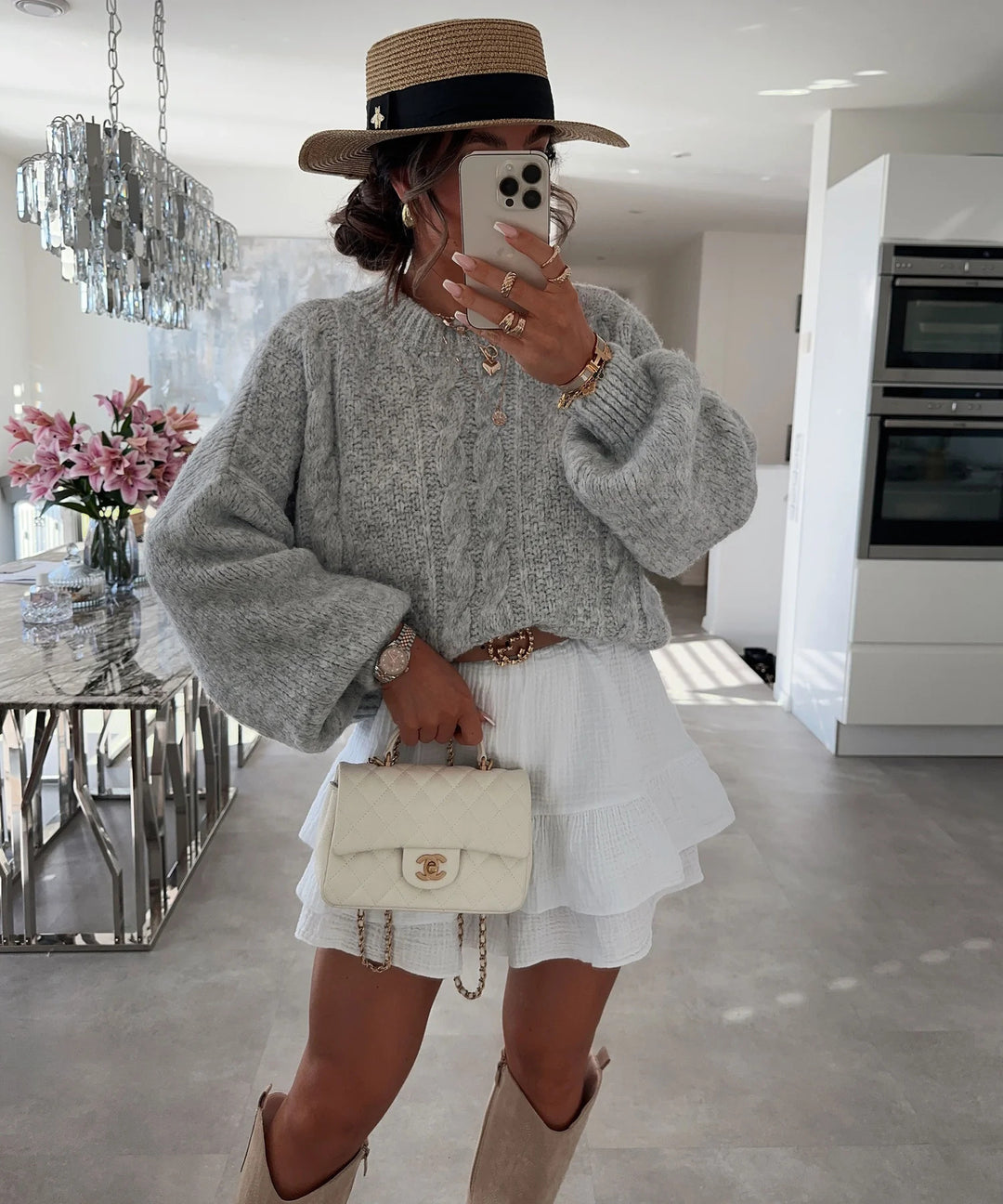 Kvinders chunky strik sweater med voluminøse ærmer og kabelmønster Stilla