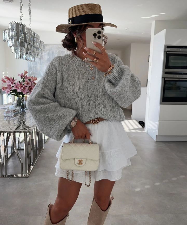 Kvinders chunky strik sweater med voluminøse ærmer og kabelmønster Stilla