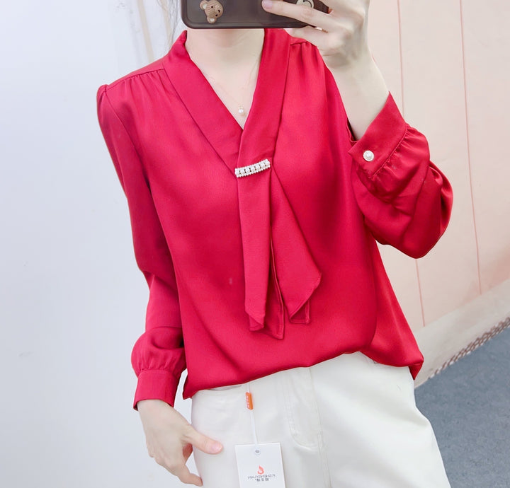 Damebluse med elegant slips-design og prydet krave Stilla