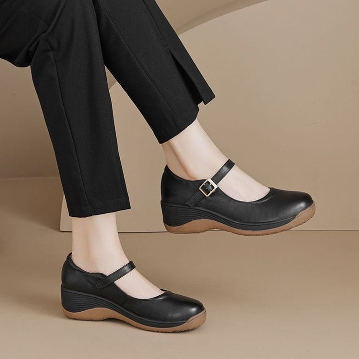 Dame Komfortabel Pantolette med elegant remdesign og stabil sål Stilla