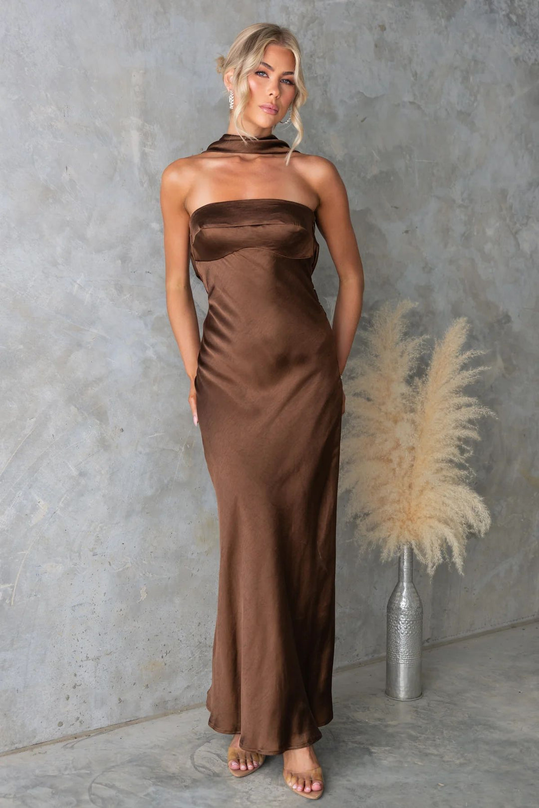 Damer Elegant Aftenkjole med Off-Shoulder Design og Glitrende Satin