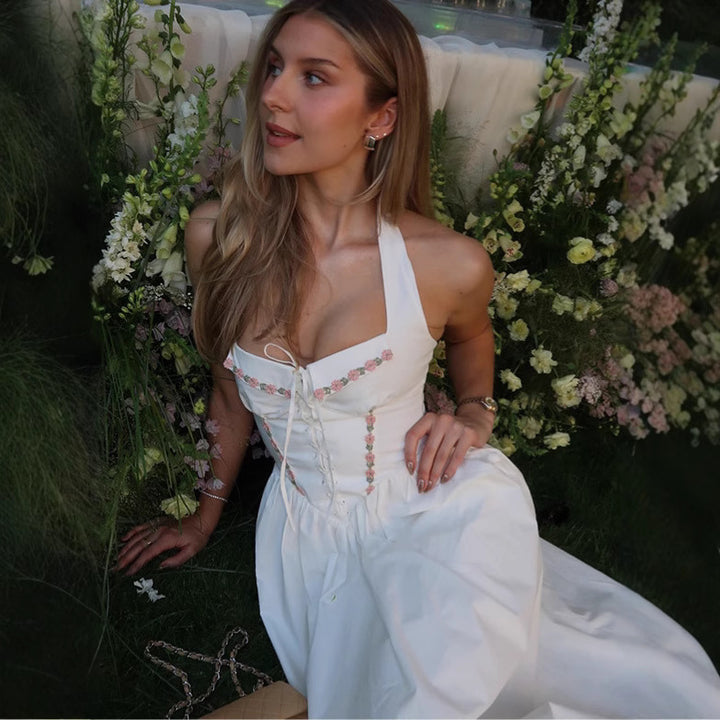Dame bryllupskjole med off-shoulder design og flæsedetaljer Stilla