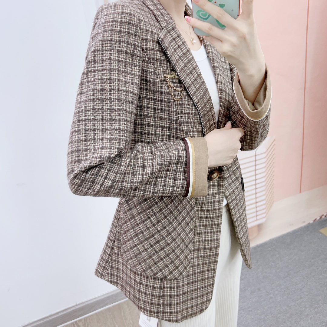 Dame Elegant ternet blazer med ikoniske knapdetaljer og praktiske lommer Stilla