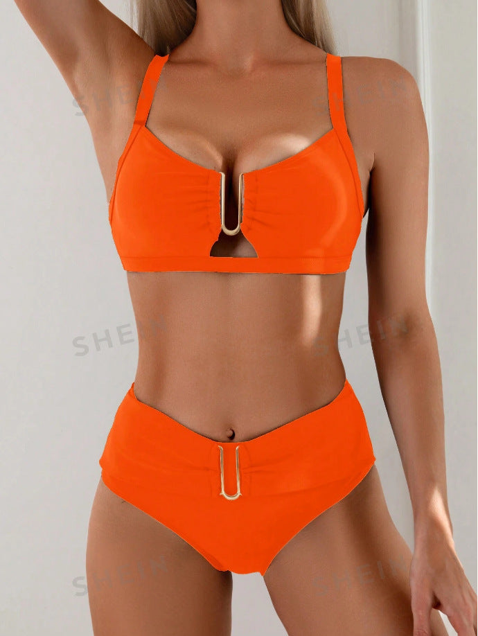 Damehøjskåret bikini med moderne cut-out og gyldne detaljer Stilla