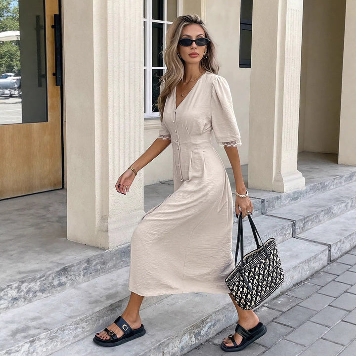 Dame midi kjole med knapdetaljer og feminine puffærmer Skovae