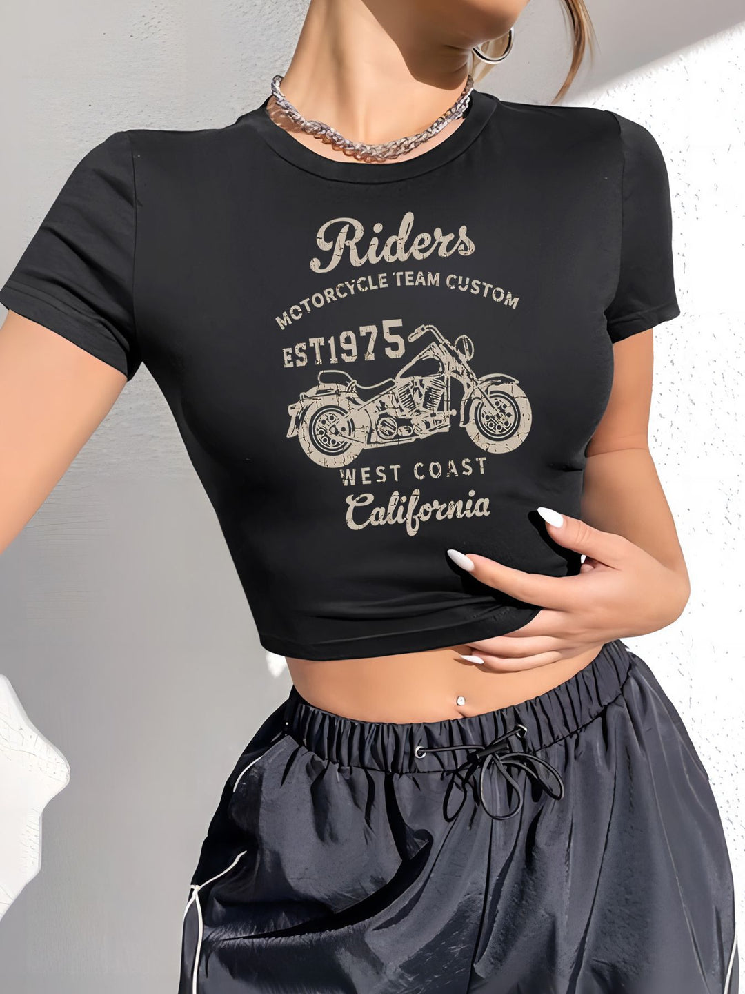 Dame Crop-T-shirt med individuelt motorcykelmotiv og elegant skrift Skovae