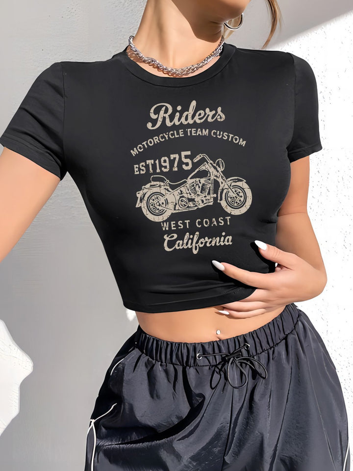 Dame Crop-T-shirt med individuelt motorcykelmotiv og elegant skrift Skovae