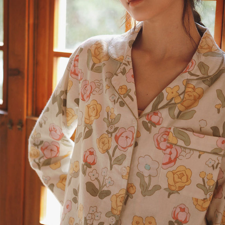 Dame pyjamasæt i let, flydende stof med blomstret design Stilla