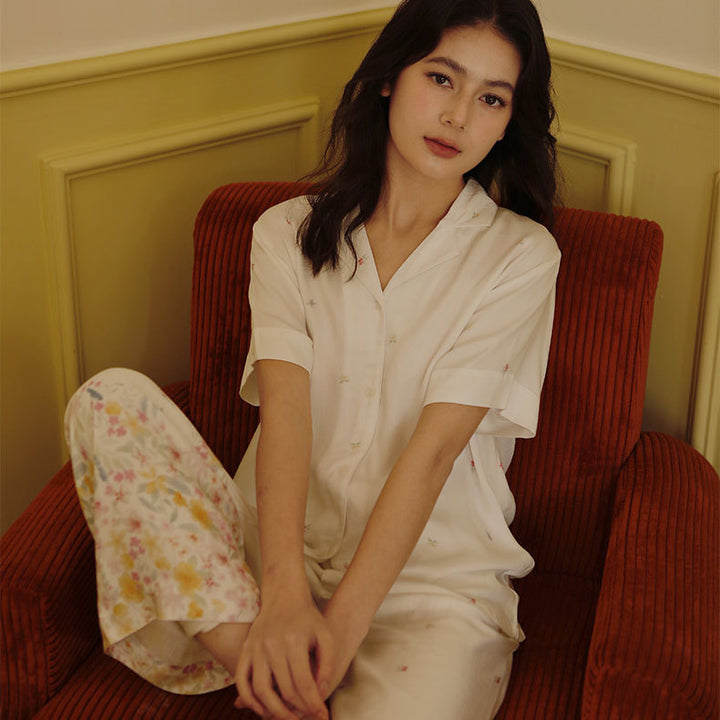 Dame luksuriøst satin pyjamas sæt med elegant knaplukning og floraltryk Stilla