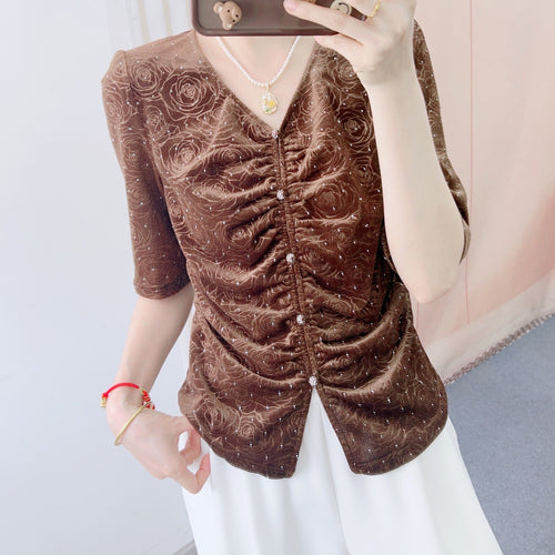 Dame figursyende bluse med flæse detaljer og dekorative knapper Stilla