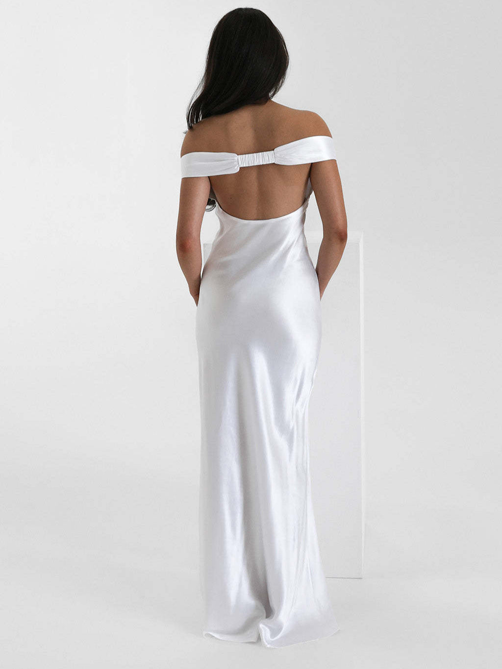 Dame Elegante lang kjole med off-shoulder design og raffinerede draperinger Stilla