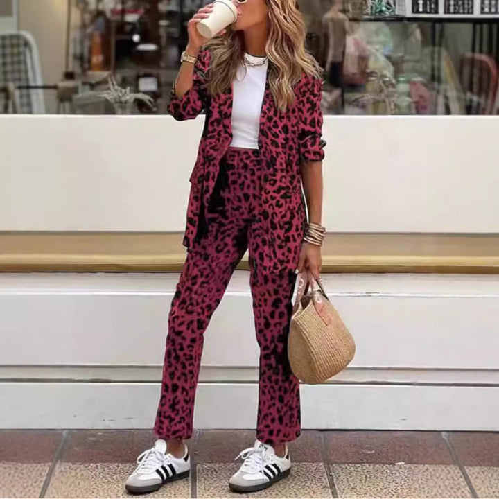 Dame Elegant og moderigtigt jakkesæt med leopardmønster Stilla