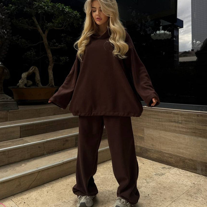 Kvinders loungewear sæt lavet af blødt fleece med hætte og løs pasform