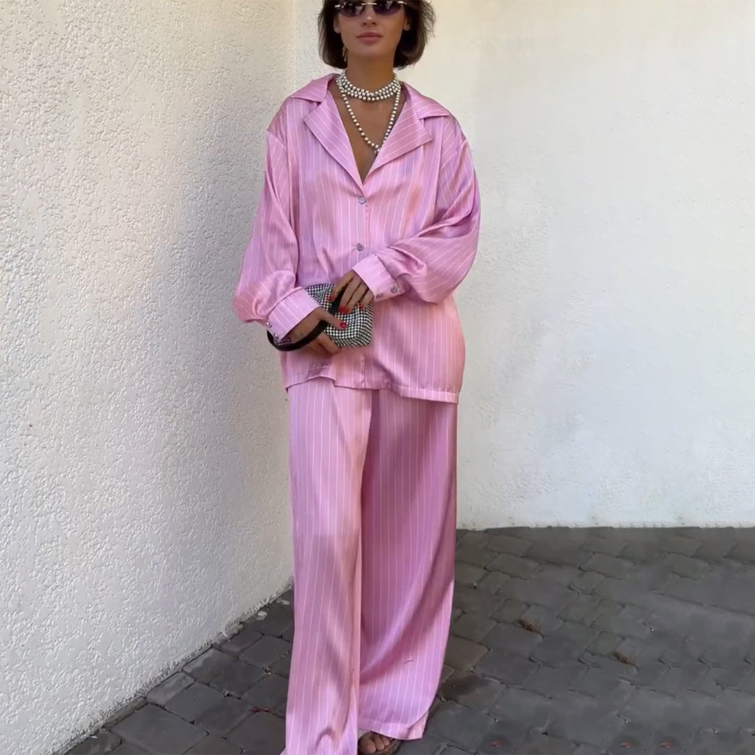 Kvinders pyjamassæt lavet af satinbomuld med elegante striber og en løs pasform
