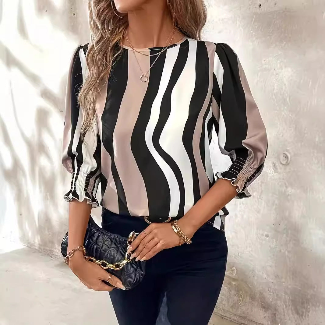 Damebluse med bølgemønster og elegante flæsedetaljer Stilla