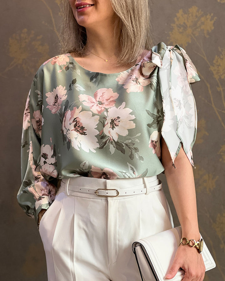 Damebluse med elegante flæseærmer og blomsterdesign Stilla