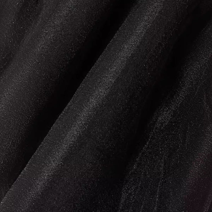 Dame aftenkjole med markant talje betoning og elegant tylkant Stilla