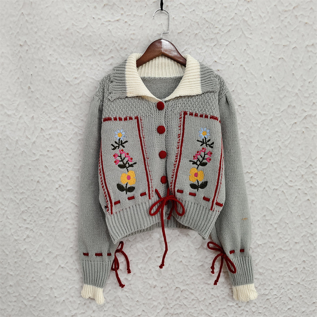 Kvinde cardigan med blomst broderi og moderne snorelukning Stilla