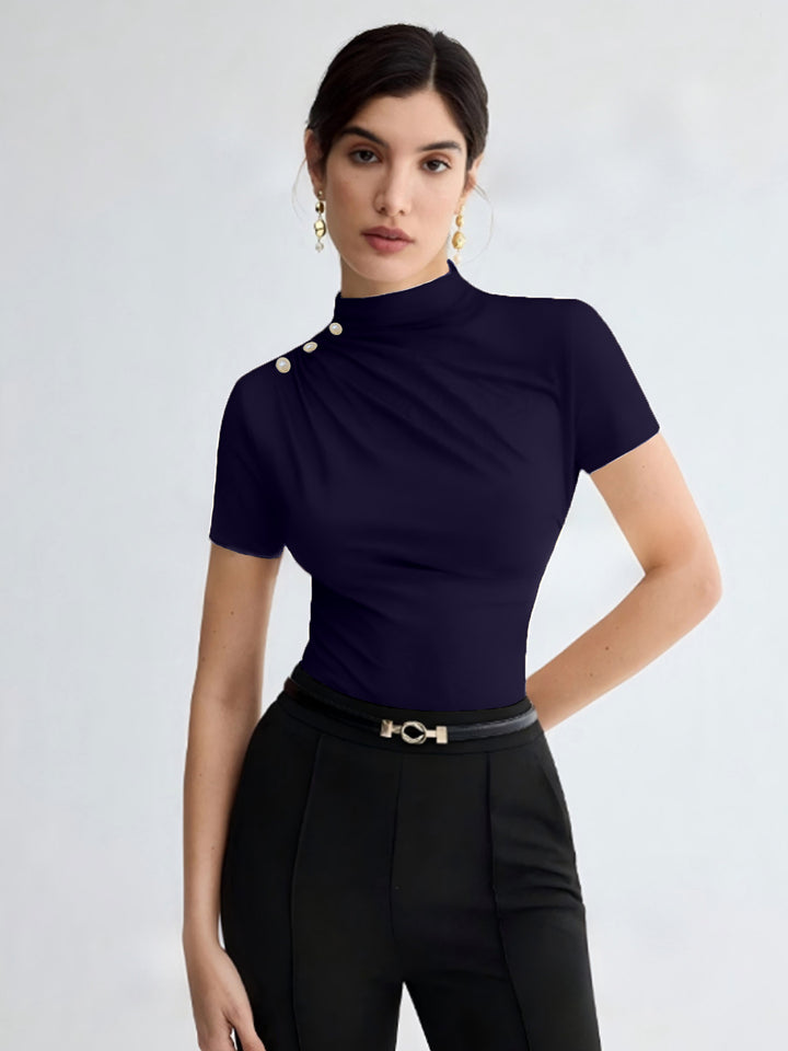 Dame elegant top med dekorative knapdetaljer og moderne ståkrave Skovae