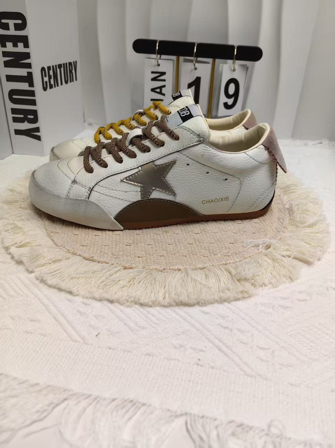 Dame sneakers med blødt ruskind og moderigtige detaljer Stilla