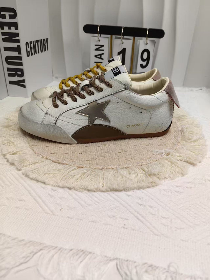 Dame sneakers med blødt ruskind og moderigtige detaljer Stilla
