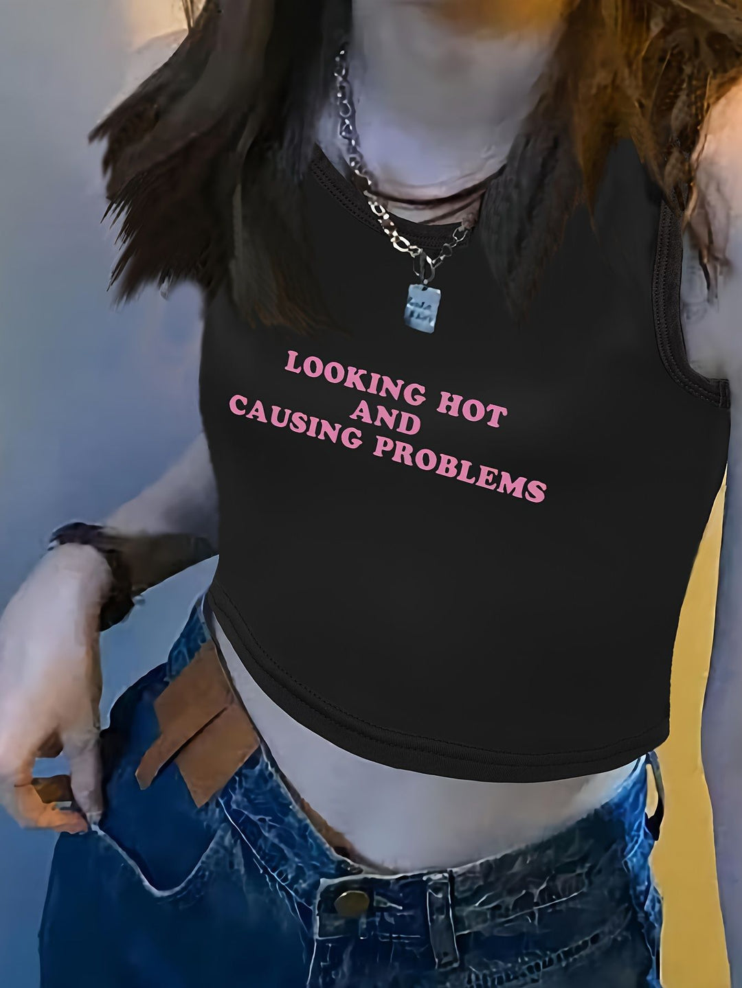 Dame crop-top med iøjnefaldende tekst og tætsiddende snit Skovae