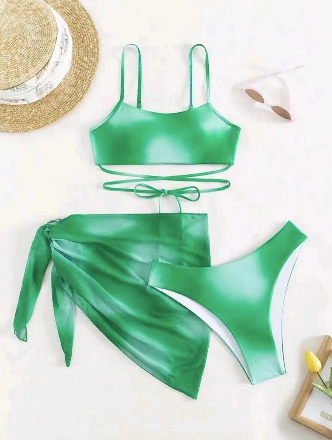 Dame mode bikini sæt med raffineret cut-out og blødt chiffon omslag Stilla