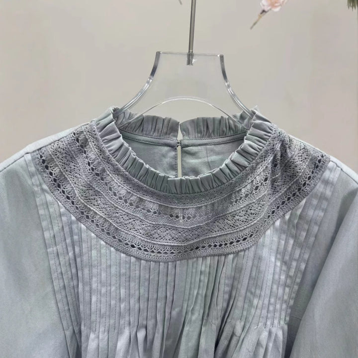Damebluse med fine folder og dekorative spidsindsatser Stilla