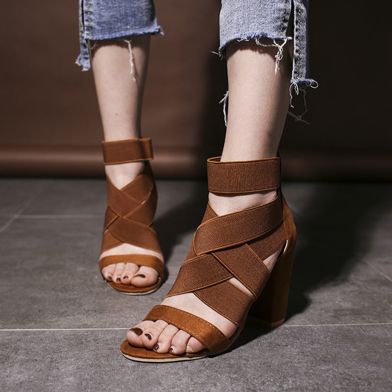 Dame sandaler med elegante remme og blokhæl Stilla