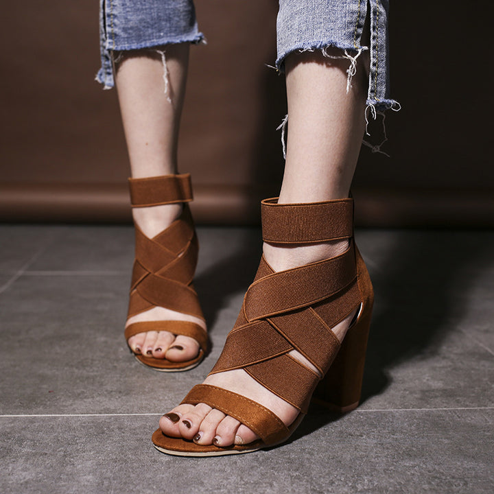 Dame sandaler med elegante remme og blokhæl Stilla