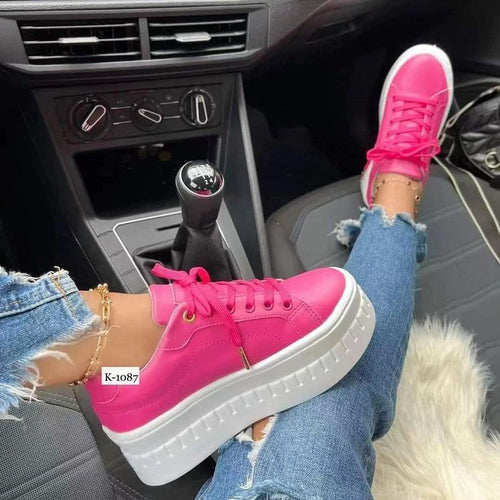 Dame Plateau-Sneaker med blank overfladestruktur og skridsikker sål Stilla