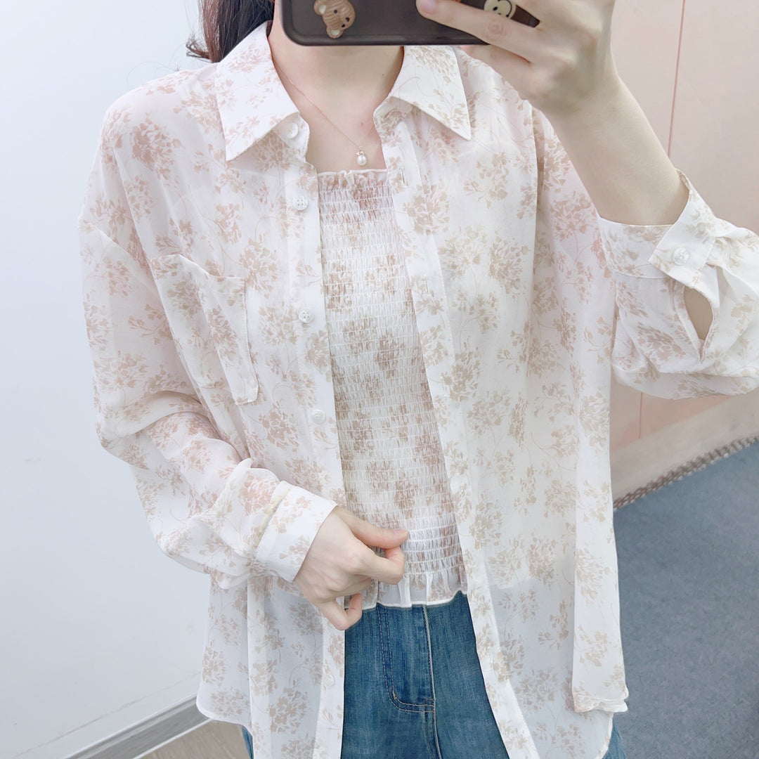 Damebluse i let chiffon med blomstermønster og løs pasform Stilla