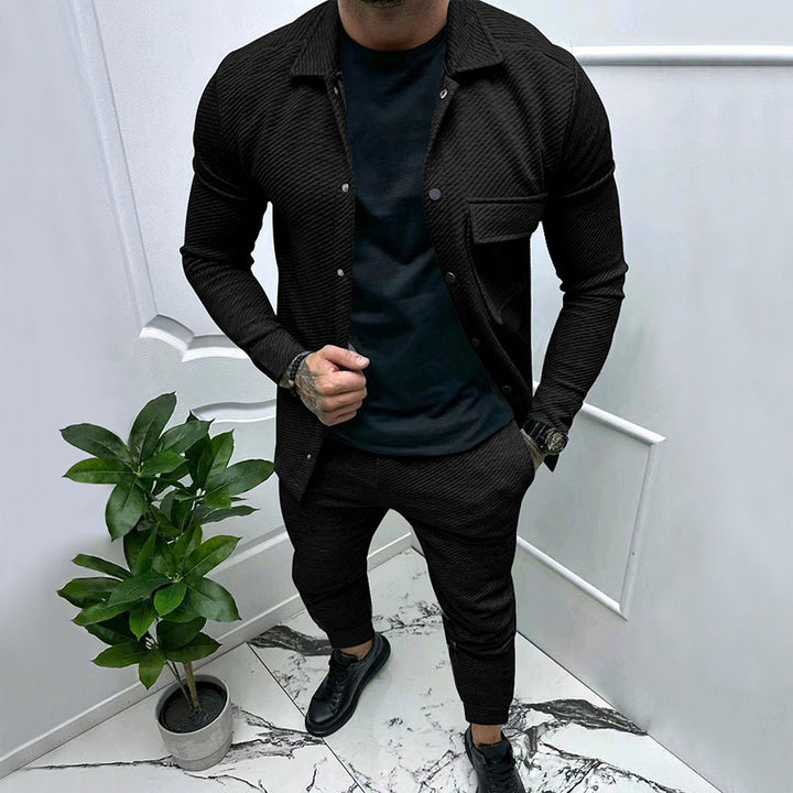 Herrer hyggeligt fritidsoutfit med struktureret overdel og elegant bukser Stilla