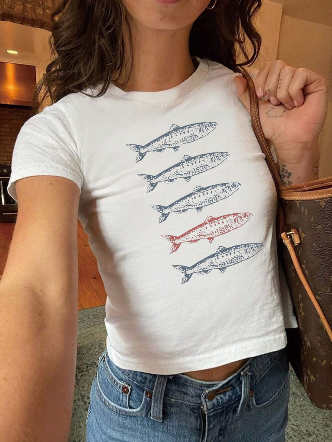 Dame Crop-T-Shirt med kunstnerisk statementtryk Skovae