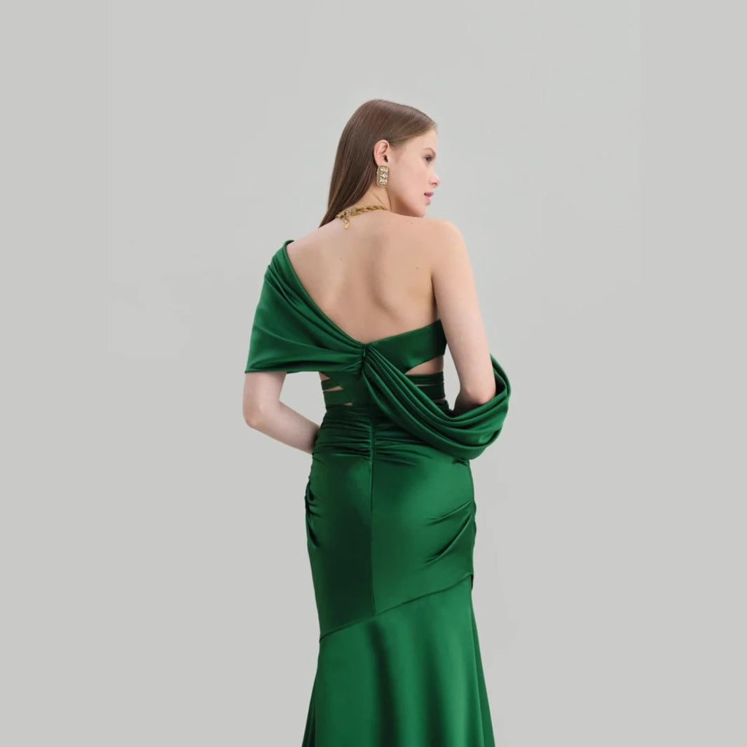 Dame elegant og figursyet aftenkjole med asymmetrisk snit og puffærmer Stilla