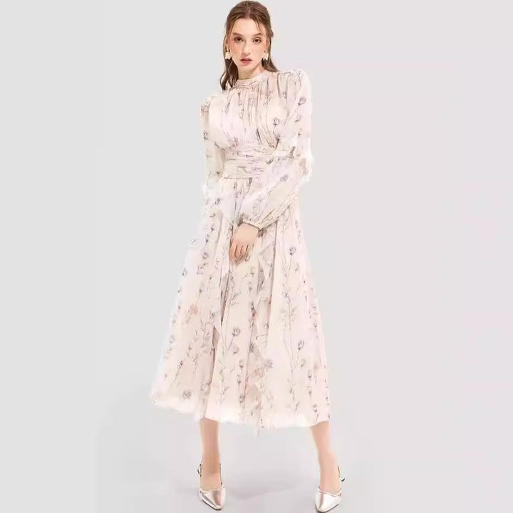Dame maxkjole med blomsterprint og elegante flæseærmer Stilla